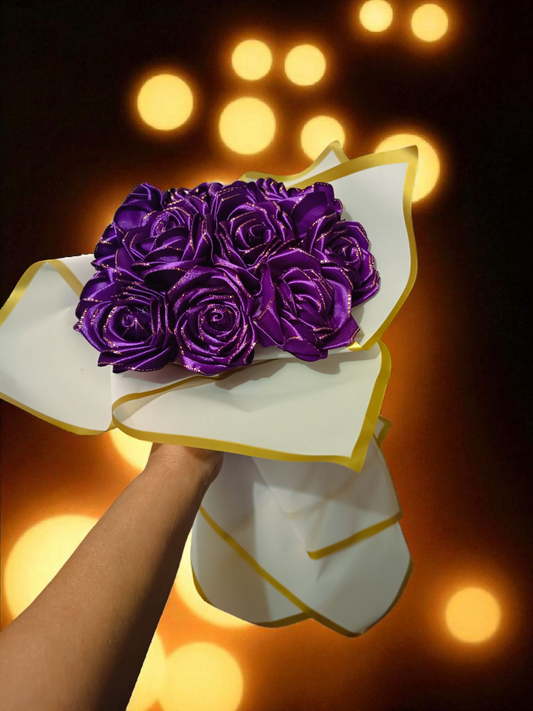 Bouquet de roses violette liseret doré en satin